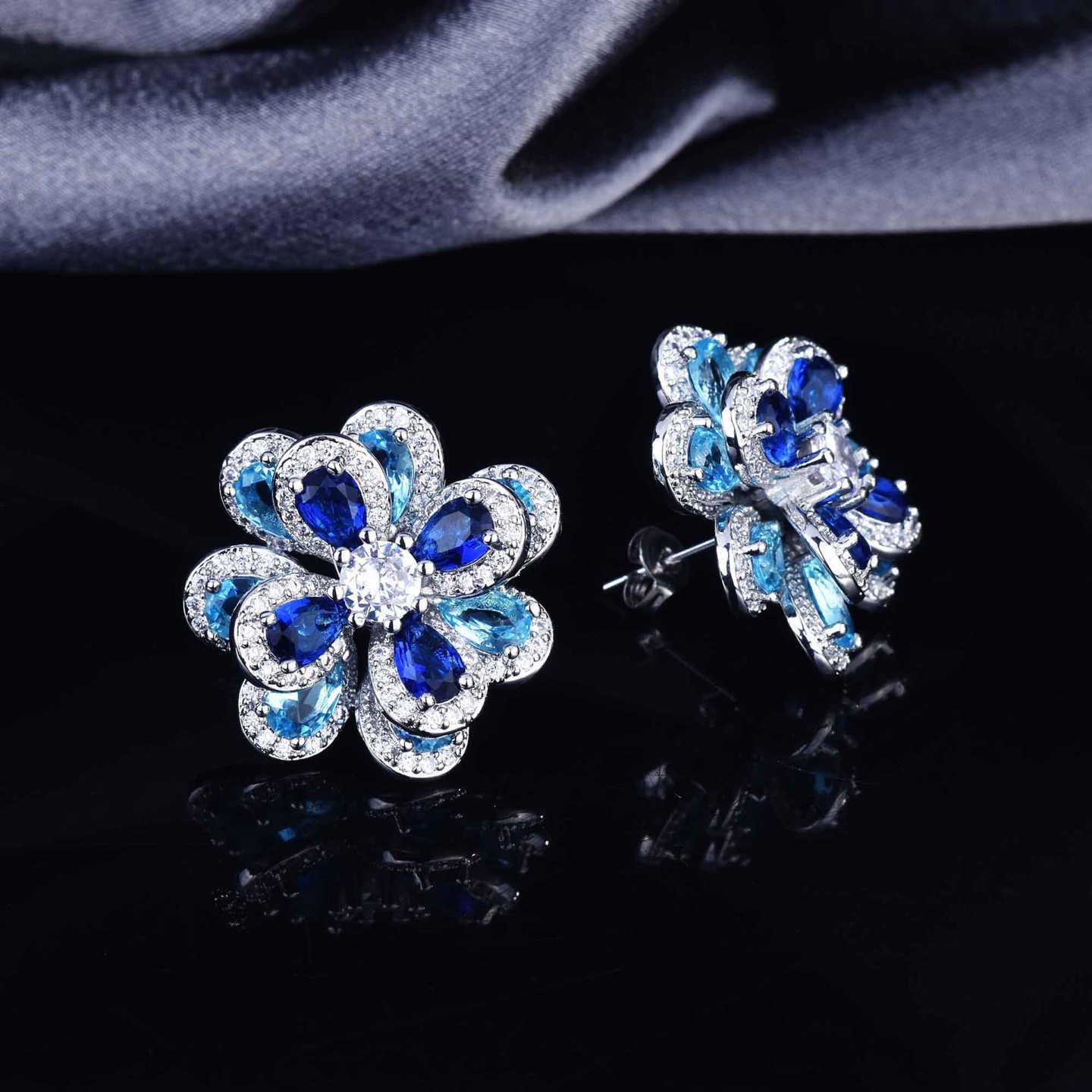 Conjunto de joyas de piedras preciosas variadas con flor de camelia