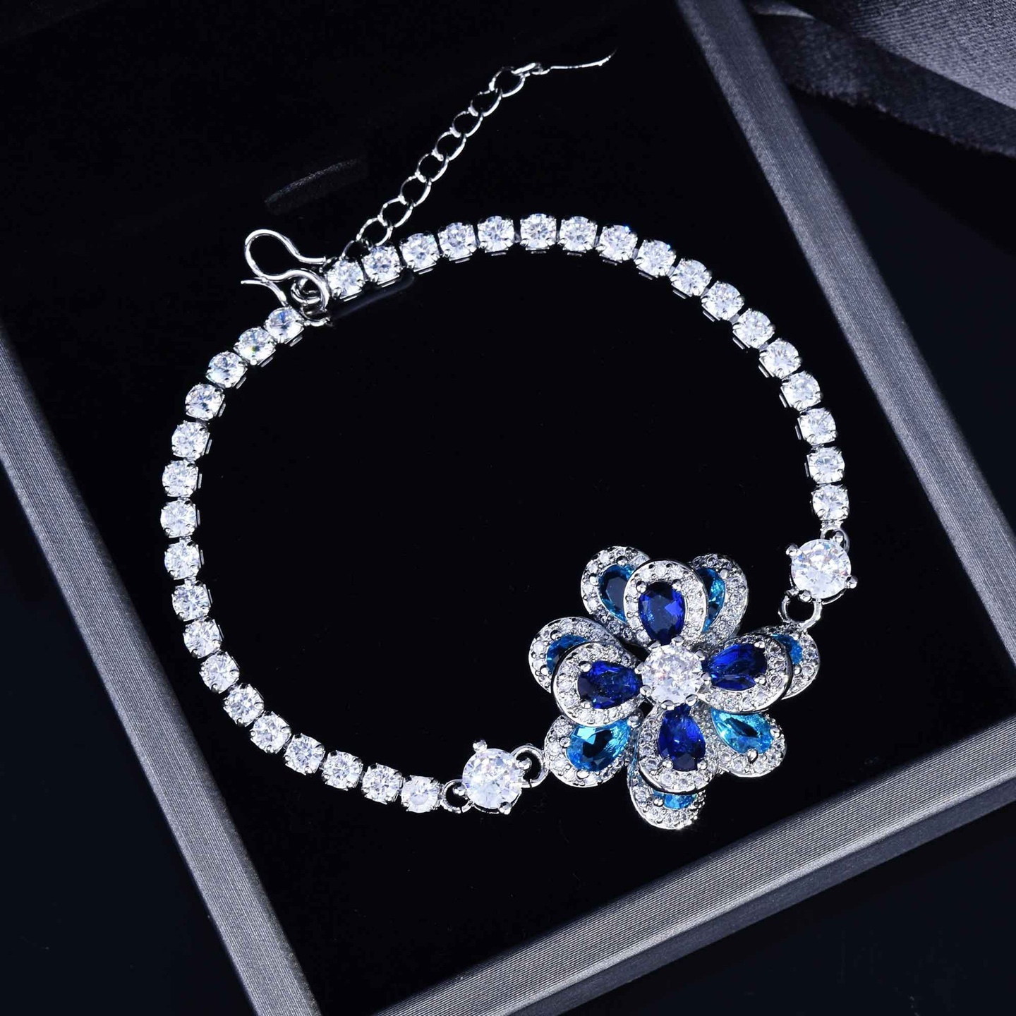 Conjunto de joyas de piedras preciosas variadas con flor de camelia