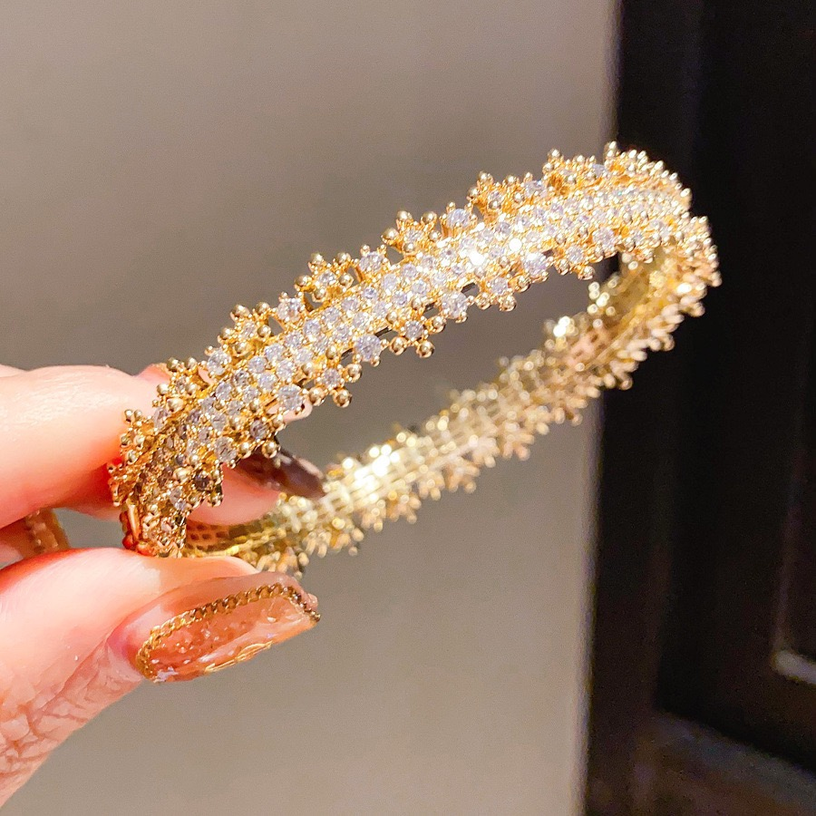 Pulsera de puño con circonitas cúbicas y borde de encaje - Baño de oro de 18K y plata