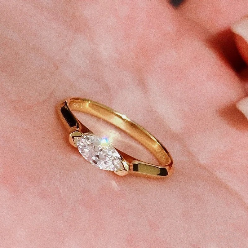 Anillo de circonita cúbica talla marquesa Ojo de Ángel