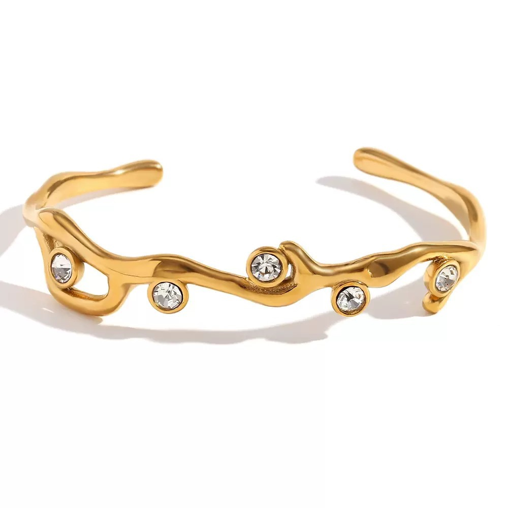 Pulsera de puño de acero de titanio chapada en oro de 18 quilates con circonita cúbica