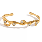 Pulsera de puño de acero de titanio chapada en oro de 18 quilates con circonita cúbica
